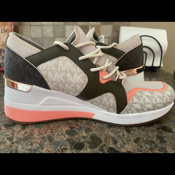 Only worn once, brand new. - Picture 3 of 3